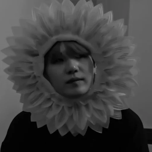 человеческое лицо черно-белый цветок