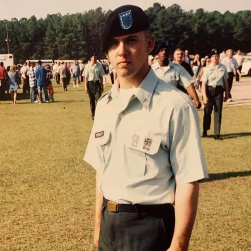 Человек мужчина на открытом воздухе