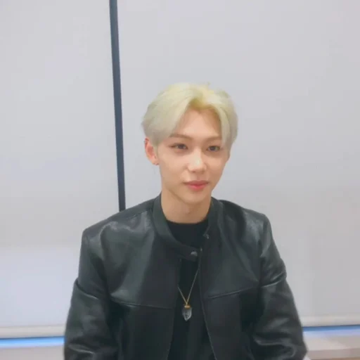 Стикер ,Lee felix Vlive. @STRAY_KIDS - 9