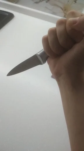 Человек комнатный кухонный нож