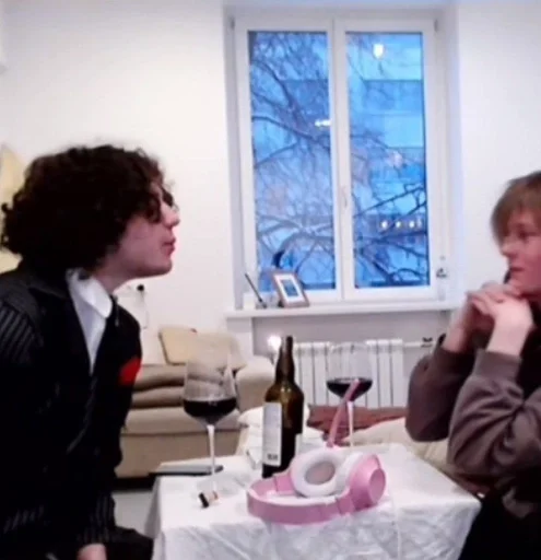 Человек комнатный стена