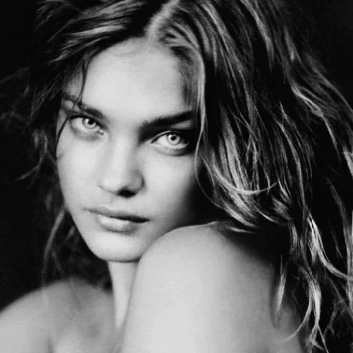 человеческое лицо черно-белый портрет