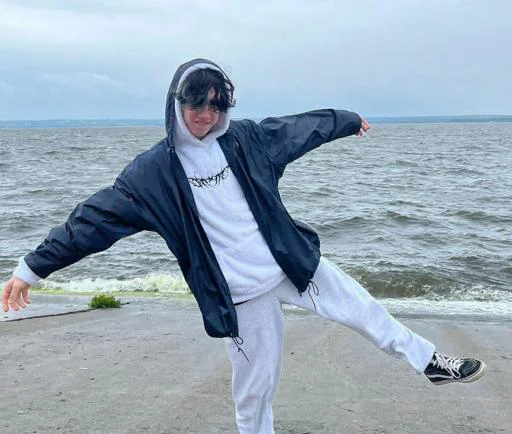 Sticker SgB0A6nXZx_by_Stikerhi_bot - 1