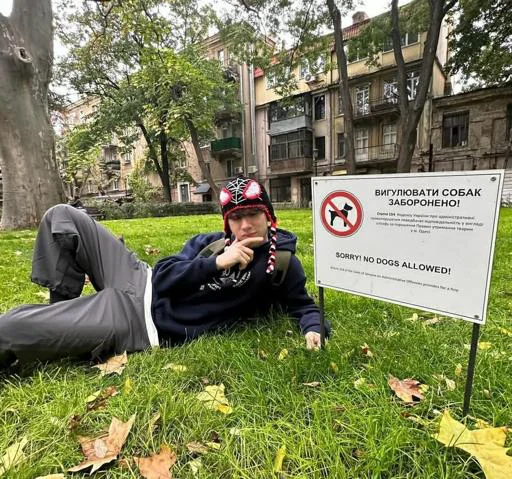 Sticker SgB0A6nXZx_by_Stikerhi_bot - 1