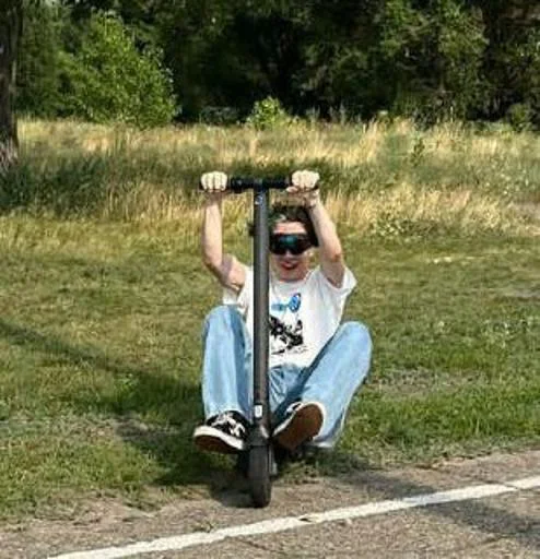 Sticker SgB0A6nXZx_by_Stikerhi_bot - 1