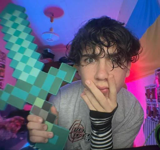 Sticker SgB0A6nXZx_by_Stikerhi_bot - 1