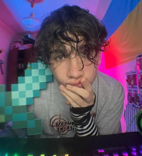 Sticker SgB0A6nXZx_by_Stikerhi_bot - 1