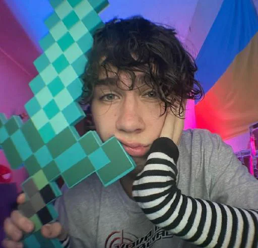 Sticker SgB0A6nXZx_by_Stikerhi_bot - 1