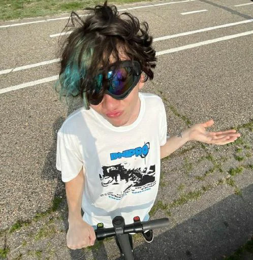 Sticker SgB0A6nXZx_by_Stikerhi_bot - 1