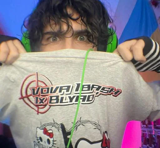 Sticker SgB0A6nXZx_by_Stikerhi_bot - 1