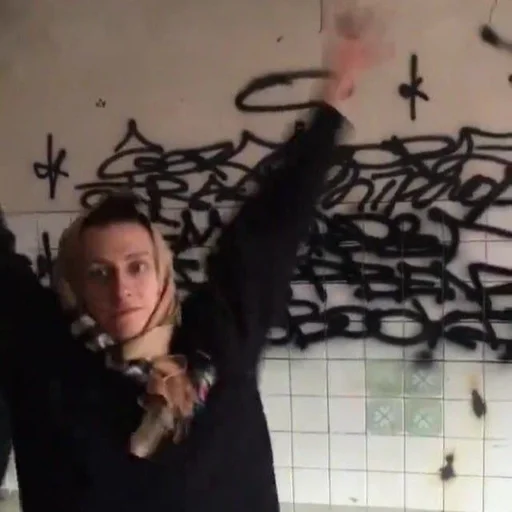 Человек стена человеческое лицо