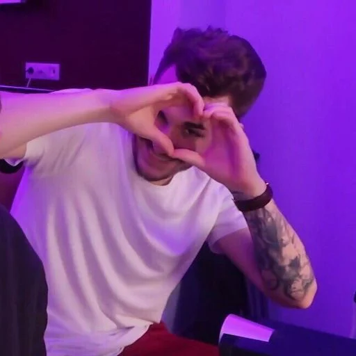 Человек одежда фиолетовый