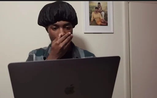 комнатный ноутбук стена