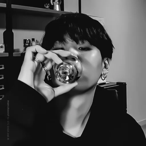 Человек черно-белый комнатный