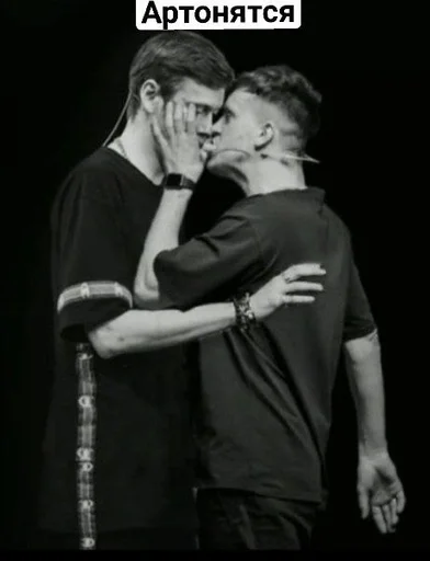 Человек одежда целовать