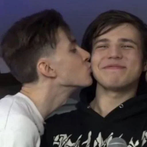 Человек целовать человеческое лицо