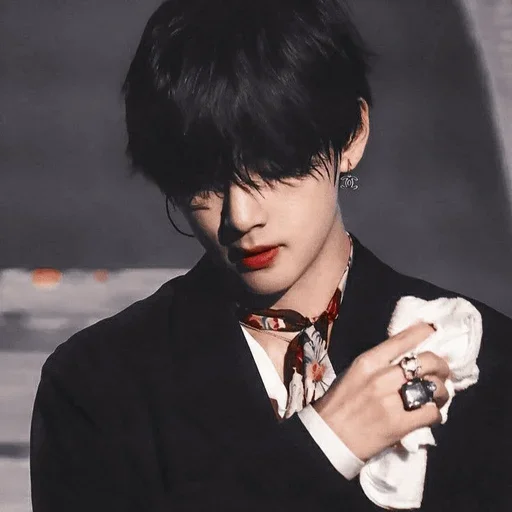 𖥻𝙏𝙖𝙚𝙝𝙮𝙪𝙣𝙜 ࣪˖ : @VANTESTICKER - person