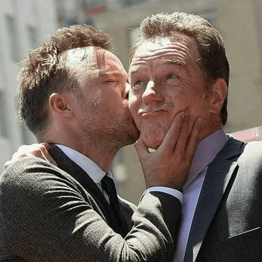 Человек целовать человеческое лицо