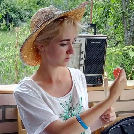 Человек модный аксессуар шляпа от солнца