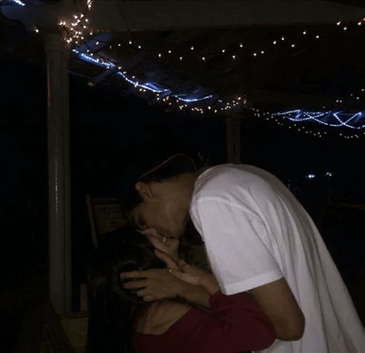 Человек одежда целовать