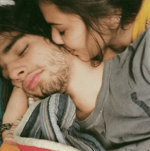 Человек человеческое лицо целовать