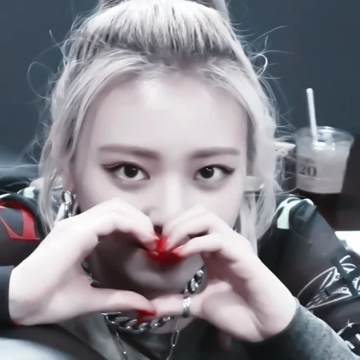 Стикер 𝘠𝘶𝘯𝘢 🐛 || @loveliwwws :: @fStikBot - 2