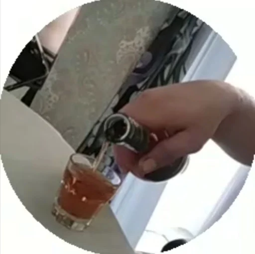 Человек пить зеркало