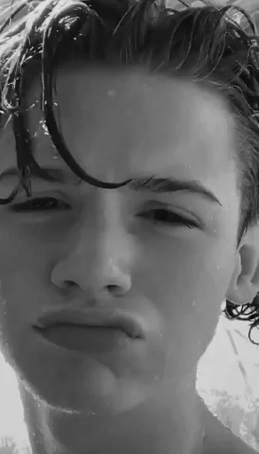 человеческое лицо черно-белый портрет