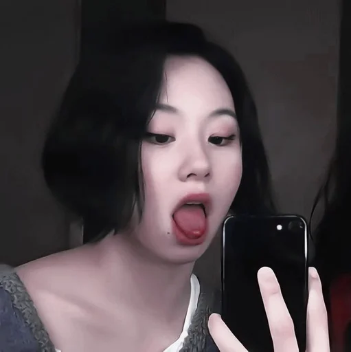 Стикер `` 🕷-Chayeong from @momo1luxv :: @fStikBot - 4