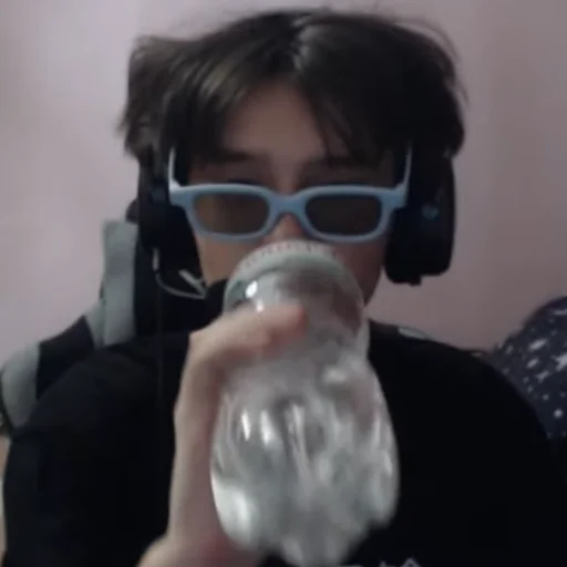 Человек прозрачный материал одежда