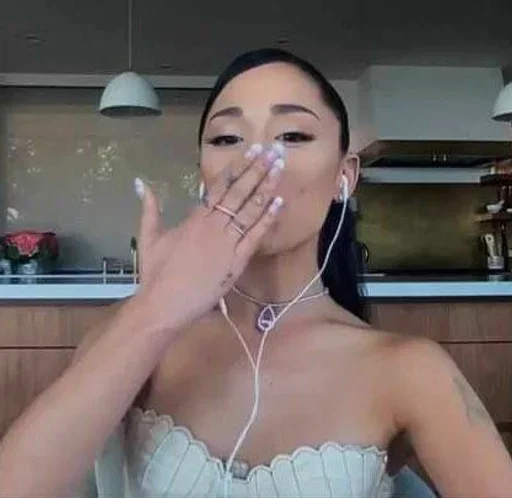 ariana grande / @marystikers - 