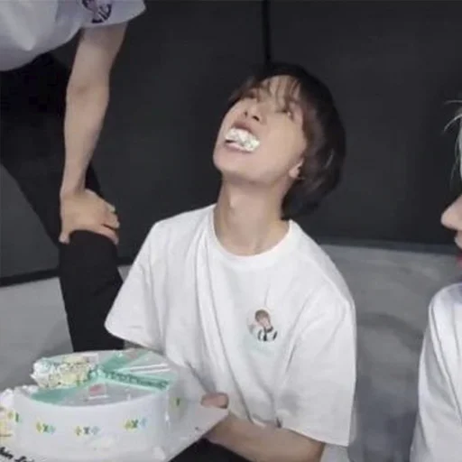 Стикер бомгю как смысл жизни - 5