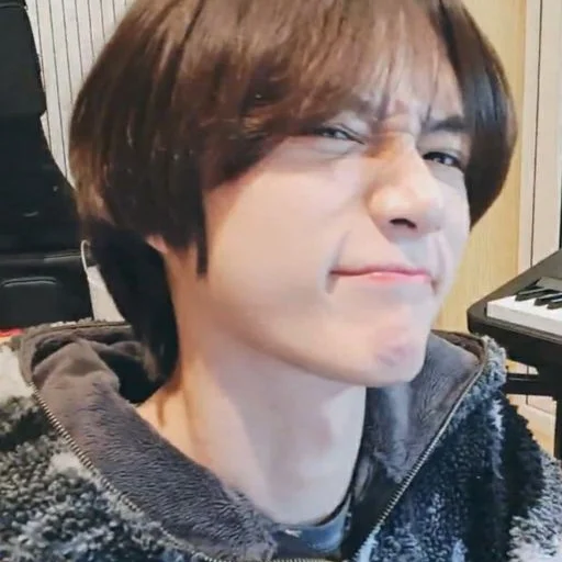 Стикер бомгю как смысл жизни - 3