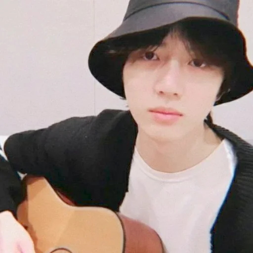 Человек музыкальный инструмент шляпа от солнца