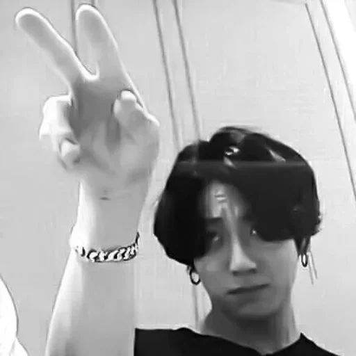 Человек модный аксессуар черно-белый