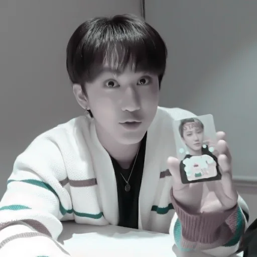 あ 𝘮𝘰𝘰𝘥 𝘤𝘩𝘢𝘯𝘨𝘣𝘪𝘯 :; by @seduiisantee - person