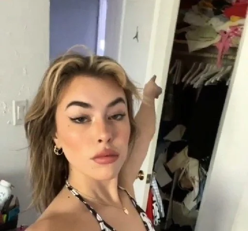 человеческое лицо Человек губная помада