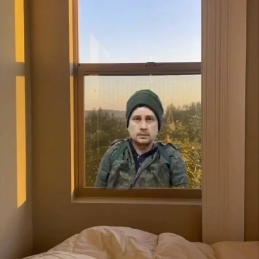 человеческое лицо комнатный окно