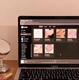 text computer indoor