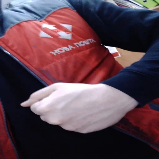 Человек одежда кармин