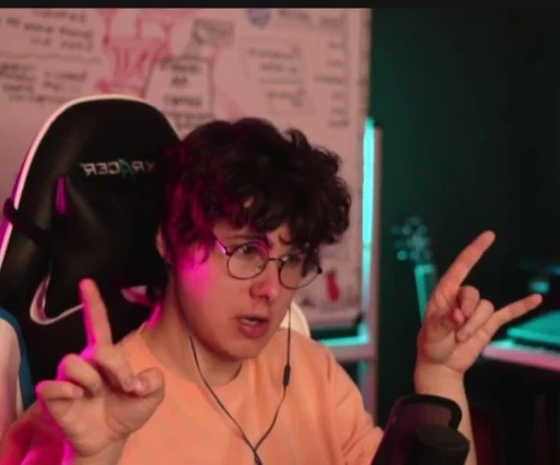 Стикер кудрявая принцесса - 8