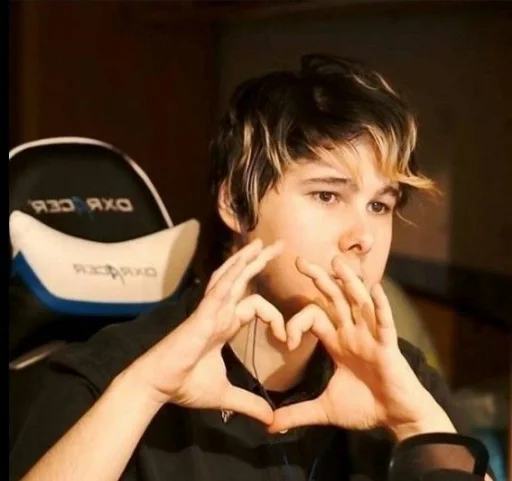 Стикер кудрявая принцесса - 3