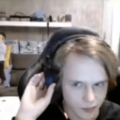 Человек комнатный наушники