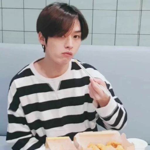 Человек фаст-фуд еда