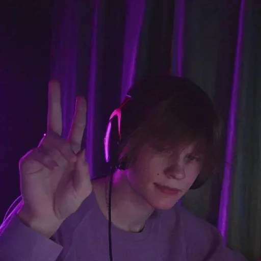 Человек пурпурный фиолетовый