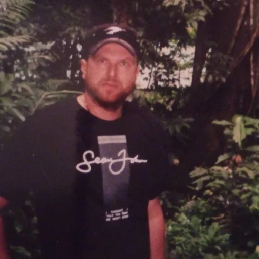 человеческое лицо дерево одежда