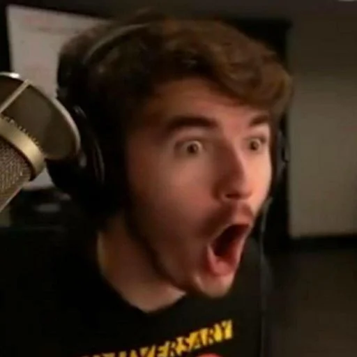 Человек наушники комнатный