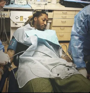 Стикер donatella VERSACE 💜 - 0