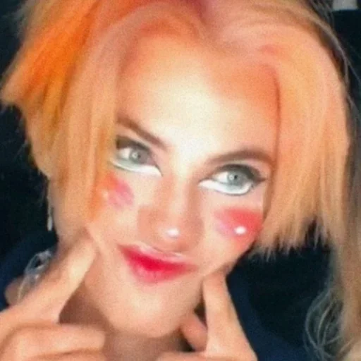 Человек ресница губная помада