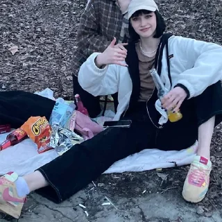 Стикер женская энергия - 8